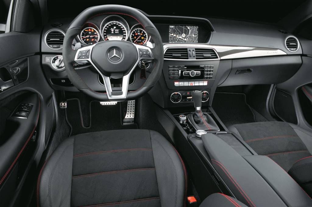 MERCEDES-BENZ C63 AMG BLACK SERIES Interior do C 63 AMG Coupé Black Series modelo 2012 da Mercedes-Benz