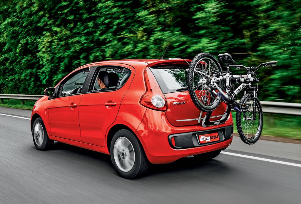 Correio técnico: posso levar bicicleta tampando a placa traseira do carro?