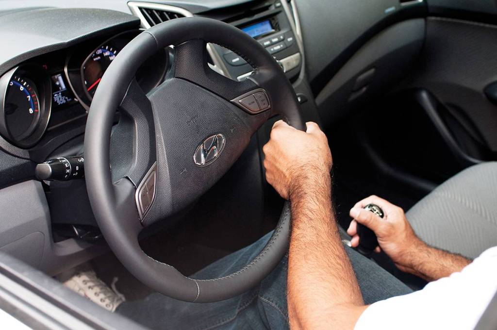 mão no volante mão no volante