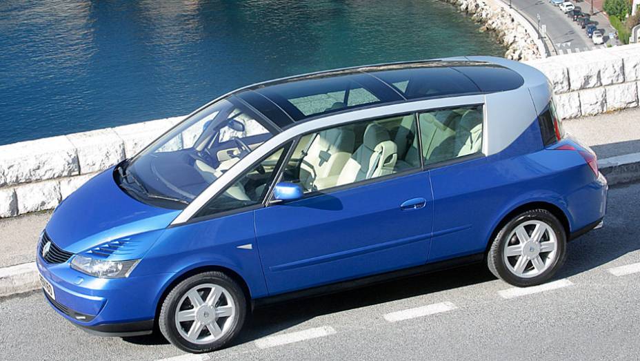 Tentar vender a ideia de que ela era um novo tipo de cup&ecirc;, apesar do formato de minivan, com motor de mais de 200 cv, soou estapaf&uacute;rdio at&eacute; para os tradicionalmente vanguardistas franceses.