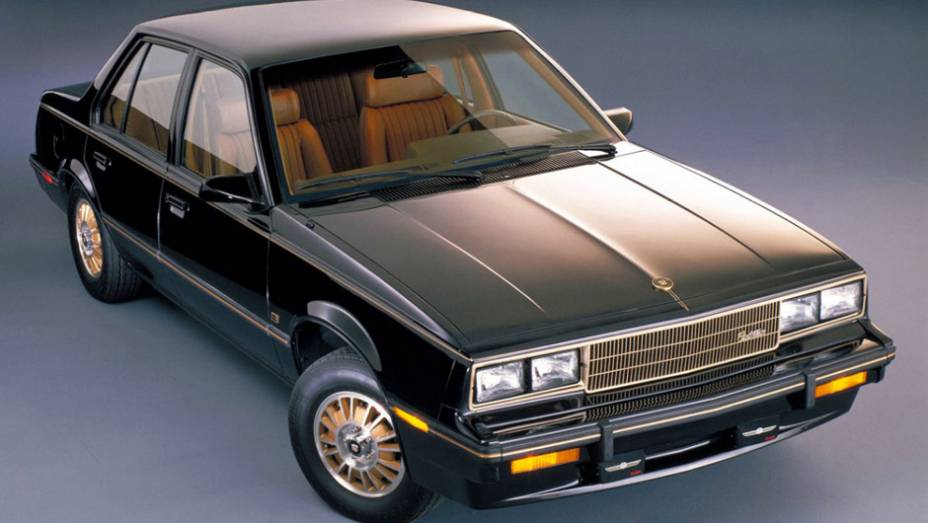Ele era praticamente um g&ecirc;meo do Chevrolet Cavalier. Ok, n&atilde;o seria o primeiro caso na ind&uacute;stria, mas problema &eacute; que a Cadillac &eacute; a marca de luxo do grupo. Algo como um Audi id&ecirc;ntico a um Voyage.