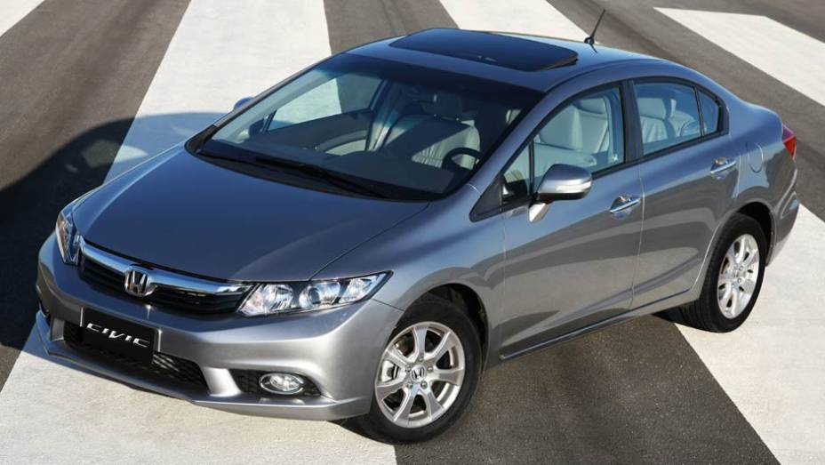 O motor 1.8, de 140 cv com etanol, continua sendo oferecido na vers&atilde;o LXS, que ganhou Bluetooth, chave-canivete e forra&ccedil;&atilde;o na tampa do porta-malas de s&eacute;rie | <a href="https://preprod.quatrorodas.abril.com.br/noticias/fabricantes/honda-civic-2014-ganha-motor-2-0-730" rel="migration"></a>