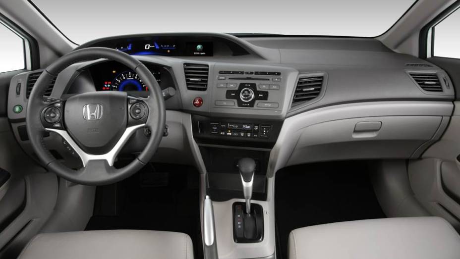 As borboletas para trocas sequenciais s&atilde;o oferecidas a partir da vers&atilde;o LXR | <a href="https://preprod.quatrorodas.abril.com.br/noticias/fabricantes/honda-civic-2014-ganha-motor-2-0-730338.shtml" rel="migration">Leia mais</a>