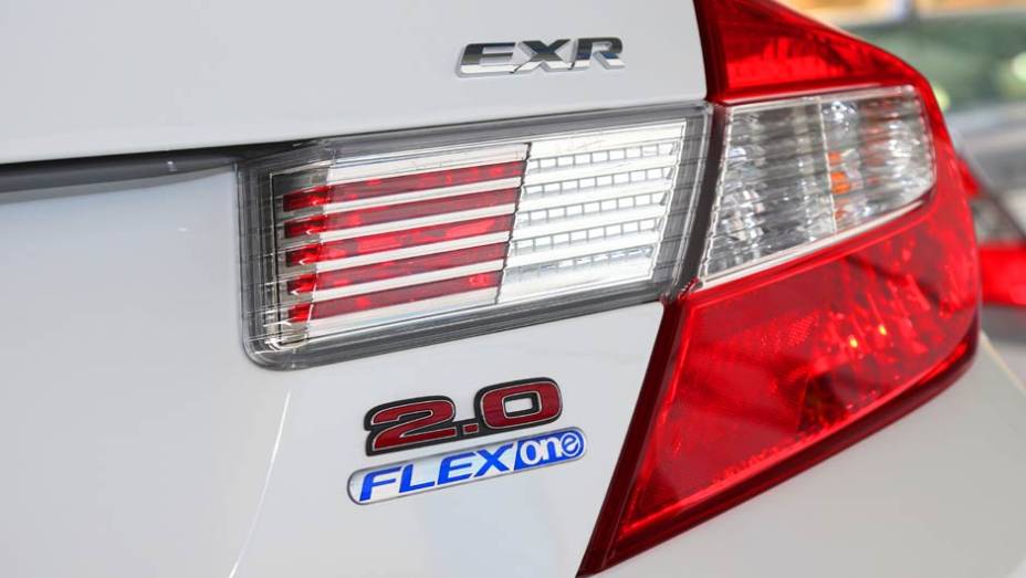 A vers&atilde;o top &eacute; a EXR, que traz controle de tra&ccedil;&atilde;o e de estabilidade (VSA) e de estabiliza&ccedil;&atilde;o da dire&ccedil;&atilde;o el&eacute;trica na lista de itens de s&eacute;rie | <a href="https://preprod.quatrorodas.abril.com.br/noticias/fabricantes/honda-civic-2014-ganha-motor-2-0-730338.shtml" rel="migration">Leia m</a>