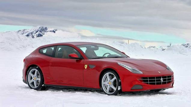 Ferrari FF: apresentada em 2011, a FF (de Ferrari Four) ainda divide opiniões pelo visual um pouco desengonçado; na Europa, é classificada como uma shooting brake, espécie de perua de três portas Ferrari FF: apresentada em 2011, a FF (de Ferrari Four) ainda divide opiniões pelo visual um pouco desengonçado; na Europa, é classificada como uma shooting brake, espécie de perua de três portas