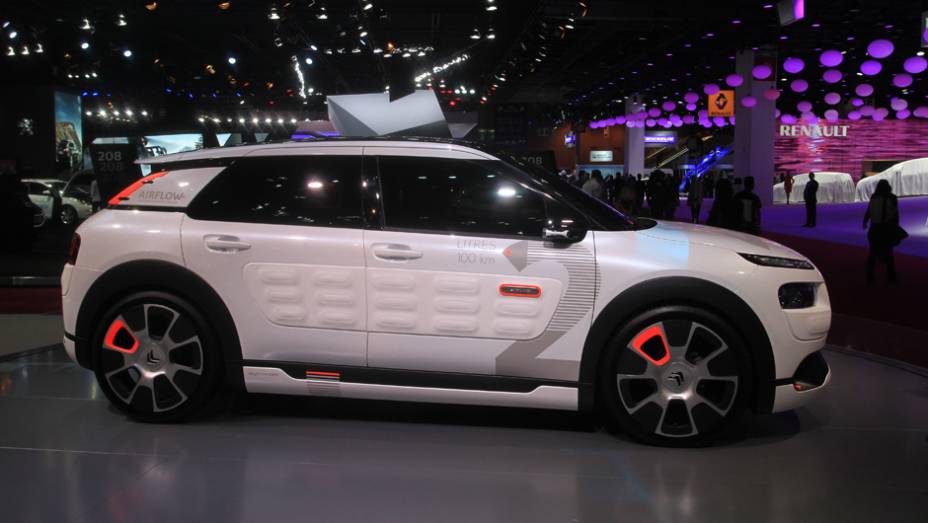 Citröen C4 Cactus Airflow 2l | <a href="https://preprod.quatrorodas.abril.com.br/noticias/saloes/paris-2014/citroen-exibe-c4-cactus-airflow-2l-concept-800368.shtml" rel="migration">Leia mais</a> | <a href="https://preprod.quatrorodas.abril.com.br/galerias/saloes/paris/2014/direto-salao-pa" rel="migration"></a>