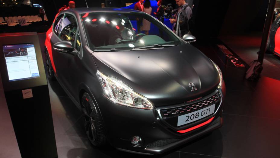 Peugeot 208 GTI 30th Edition | <a href="https://preprod.quatrorodas.abril.com.br/noticias/saloes/paris-2014/peugeot-revela-novas-fotos-208-gti-30th-800475.shtml" rel="migration">Leia mais</a> | <a href="https://preprod.quatrorodas.abril.com.br/galerias/saloes/paris/2014/direto-salao-paris" rel="migration"></a>