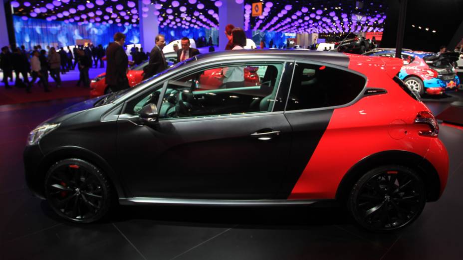 Peugeot 208 GTI 30th Edition | <a href="https://preprod.quatrorodas.abril.com.br/noticias/saloes/paris-2014/peugeot-revela-novas-fotos-208-gti-30th-800475.shtml" rel="migration">Leia mais</a> | <a href="https://preprod.quatrorodas.abril.com.br/galerias/saloes/paris/2014/direto-salao-paris" rel="migration"></a>