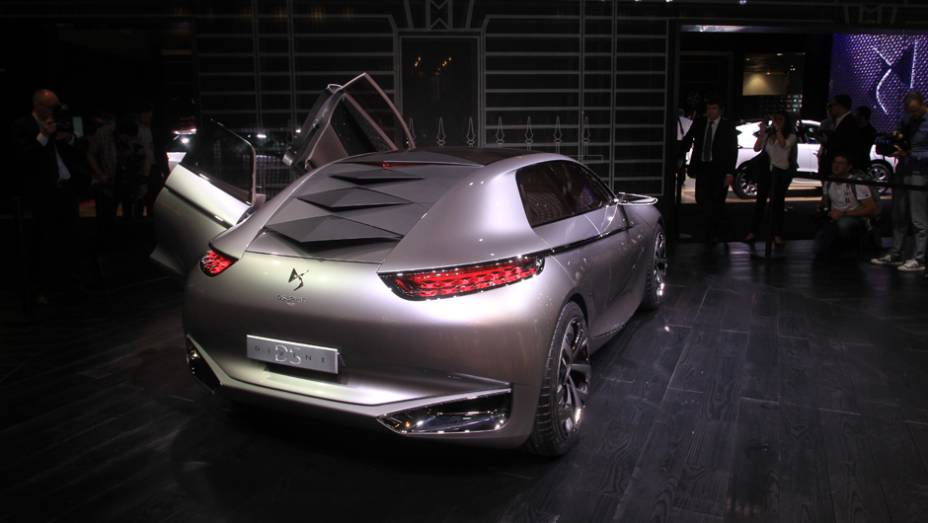 Divine DS concept | <a href="https://preprod.quatrorodas.abril.com.br/noticias/saloes/paris-2014/citroen-cria-conceito-futurista-divine-ds-798916.shtml" rel="migration">Leia mais</a> | <a href="https://preprod.quatrorodas.abril.com.br/galerias/saloes/paris/2014/direto-salao-paris-parte-2-" rel="migration"></a>