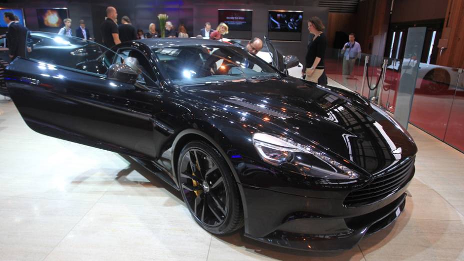 Aston Martin Vanquish Carbon Ed. | <a href="https://preprod.quatrorodas.abril.com.br/noticias/saloes/paris-2014/aston-martin-revela-vanquish-carbon-edition-799462.shtml" rel="migration">Leia mais</a> | <a href="https://preprod.quatrorodas.abril.com.br/galerias/saloes/paris/2014/direto-sal" rel="migration"></a>