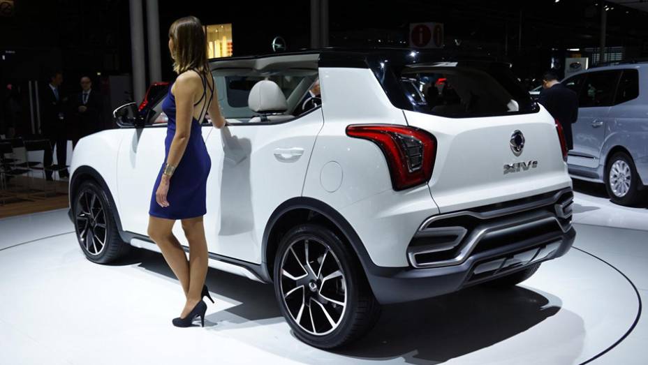 Modelo tem desenho agressivo e carroceria com partes de plástico | <a href="https://preprod.quatrorodas.abril.com.br/noticias/saloes/paris-2014/ssangyong-lanca-suv-salao-paris-799528.shtml" rel="migration">Leia mais</a>