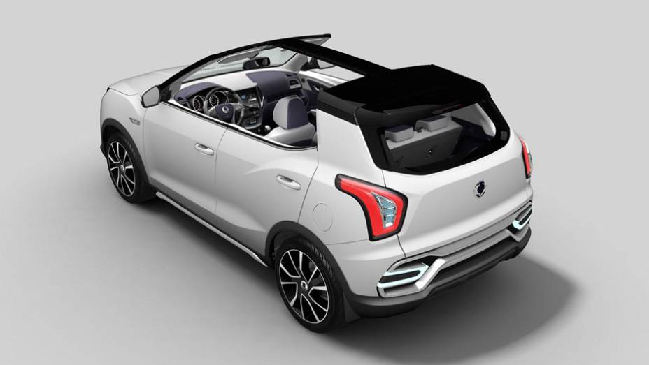 Interior tem estofamento em dois tons e o teto é recortado | <a href="https://preprod.quatrorodas.abril.com.br/noticias/saloes/paris-2014/ssangyong-lanca-suv-salao-paris-799528.shtml" rel="migration">Leia mais</a>