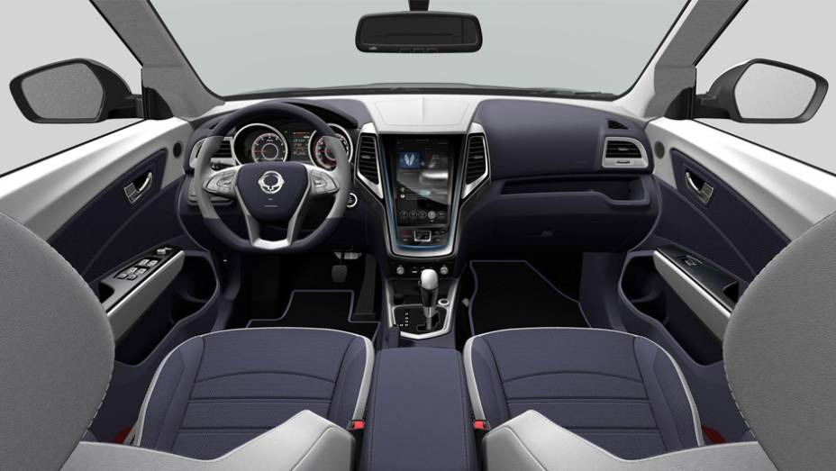 Tela central do sistema de entretenimento é o destaque do interior | <a href="https://preprod.quatrorodas.abril.com.br/noticias/saloes/paris-2014/ssangyong-lanca-suv-salao-paris-799528.shtml" rel="migration">Leia mais</a>