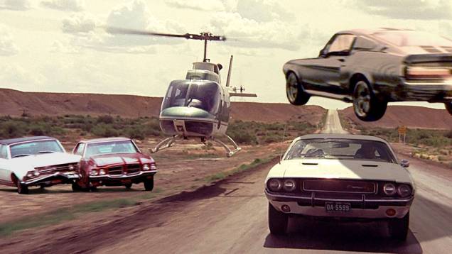 Perseguições automotivas em filmes de ação existem diversas. Mas algumas alcançam a proeza de se tornarem tão marcantes na história do cinema quanto os pneus dos carros em cena no asfalto das locações usadas. Perseguições automotivas em filmes de ação existem diversas. Mas algumas alcançam a proeza de se tornarem tão marcantes na história do cinema quanto os pneus dos carros em cena no asfalto das locações usadas.