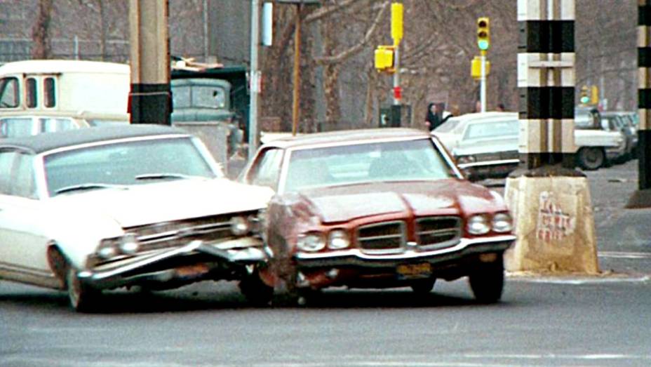 Operação França (1971) - Gene Hackman num Pontiac Le Mans 1971, costurando o tráfego sob trilhos elevados de trem até se deparar com uma mãe levando um carrinho de bebê no caminho. <a href="%20https://preprod.quatrorodas.abril.com.br/blogs/planeta-carro/2013/02/03/p" rel="migration"></a>