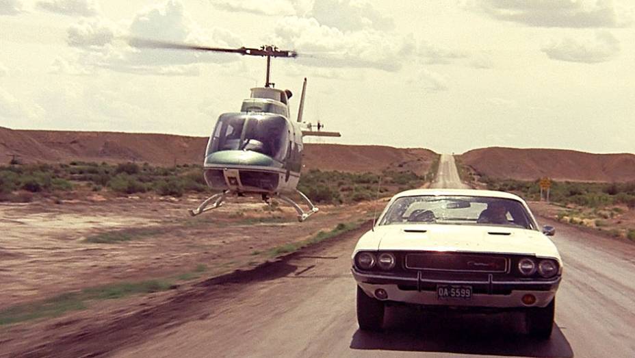 Corrida Contra o Destino (1971) - Pode o mito de um carro nascer no cinema? Sim, é o caso do Dodge Challenger, produzido só de 1970 a 1974, ocaso dos pony-cars, mas sempre lembrado pelo filme. <a href="%20https://preprod.quatrorodas.abril.com.br/blogs/planeta-carro/" rel="migration"></a>