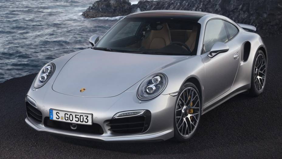 A nova geração dos modelos 911 Turbo e 911 Turbo S, enfim, dá as caras | <a href="https://preprod.quatrorodas.abril.com.br/carros/lancamentos//porsche-911-turbo-911-turbo-s-740375.shtml" rel="migration">Leia mais</a>