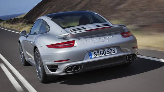 Ambos trazem asa traseira com três ajustes de posição | <a href="https://preprod.quatrorodas.abril.com.br/carros/lancamentos//porsche-911-turbo-911-turbo-s-740375.shtml" rel="migration">Leia mais</a> Ambos trazem asa traseira com três ajustes de posição | <a href="https://preprod.quatrorodas.abril.com.br/carros/lancamentos//porsche-911-turbo-911-turbo-s-740375.shtml" rel="migration">Leia mais</a>