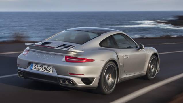 O motor é um 3.8 boxer com seis cilindros em linha, que rende 520 cv no Turbo e 560 cv no Turbo S | <a href="https://preprod.quatrorodas.abril.com.br/carros/lancamentos//porsche-911-turbo-911-turbo-s-740375.shtml" rel="migration">Leia mais</a> O motor é um 3.8 boxer com seis cilindros em linha, que rende 520 cv no Turbo e 560 cv no Turbo S | <a href="https://preprod.quatrorodas.abril.com.br/carros/lancamentos//porsche-911-turbo-911-turbo-s-740375.shtml" rel="migration">Leia mais</a>