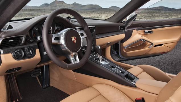 Luxuoso, o interior conserva tradições como a chave de ignição à esquerda do condutor | <a href="https://preprod.quatrorodas.abril.com.br/carros/lancamentos//porsche-911-turbo-911-turbo-s-740375.shtml" rel="migration">Leia mais</a> Luxuoso, o interior conserva tradições como a chave de ignição à esquerda do condutor | <a href="https://preprod.quatrorodas.abril.com.br/carros/lancamentos//porsche-911-turbo-911-turbo-s-740375.shtml" rel="migration">Leia mais</a>