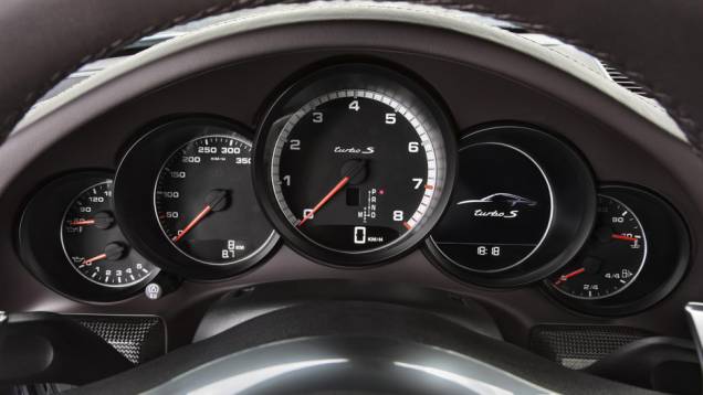 Conta-giros em posição central é herança dos antigos modelos da marca | <a href="https://preprod.quatrorodas.abril.com.br/carros/lancamentos//porsche-911-turbo-911-turbo-s-740375.shtml" rel="migration">Leia mais</a> Conta-giros em posição central é herança dos antigos modelos da marca | <a href="https://preprod.quatrorodas.abril.com.br/carros/lancamentos//porsche-911-turbo-911-turbo-s-740375.shtml" rel="migration">Leia mais</a>