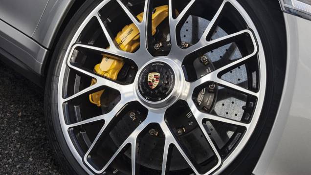 O Turbo S traz rodas de cubo único para remoção rápida, muito utilizada em corridas | <a href="https://preprod.quatrorodas.abril.com.br/carros/lancamentos//porsche-911-turbo-911-turbo-s-740375.shtml" rel="migration">Leia mais</a> O Turbo S traz rodas de cubo único para remoção rápida, muito utilizada em corridas | <a href="https://preprod.quatrorodas.abril.com.br/carros/lancamentos//porsche-911-turbo-911-turbo-s-740375.shtml" rel="migration">Leia mais</a>