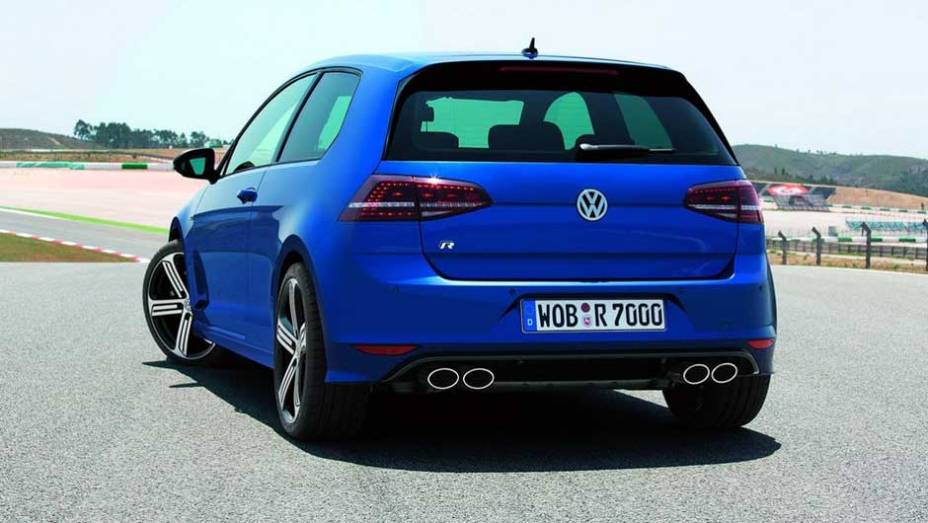 As quatro saídas de escapamento mostram que este Golf não é um carro qualquer | <a href="https://preprod.quatrorodas.abril.com.br/saloes/frankfurt/2013/volkswagen-golf-r-752207.shtml" rel="migration">Leia mais</a>