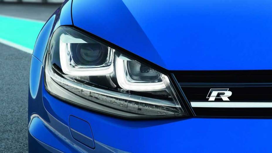 Os faróis com LEDs são inteligentes, controlando a iluminação para não ofuscar outros motoristas, por exemplo | <a href="https://preprod.quatrorodas.abril.com.br/saloes/frankfurt/2013/volkswagen-golf-r-752207.shtml" rel="migration">Leia mais</a>