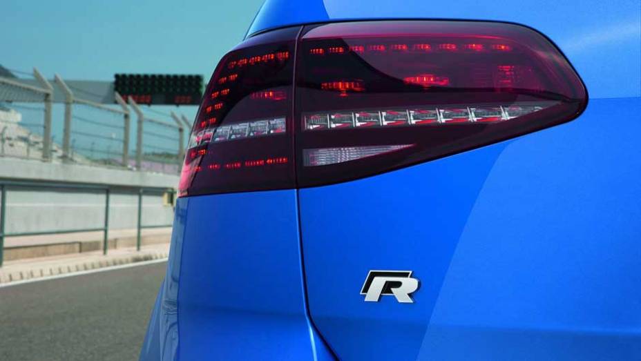 O Golf R é um dos modelos preparados pela Volkswagen R GmbH, divisão de alto desempenho e acessórios da marca | <a href="https://preprod.quatrorodas.abril.com.br/saloes/frankfurt/2013/volkswagen-golf-r-752207.shtml" rel="migration">Leia mais</a>