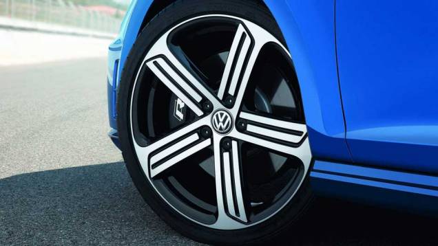As belas rodas de liga leve são de 18 polegadas, mas podem ser trocadas por um conjunto aro 19 | <a href="https://preprod.quatrorodas.abril.com.br/saloes/frankfurt/2013/volkswagen-golf-r-752207.shtml" rel="migration">Leia mais</a> As belas rodas de liga leve são de 18 polegadas, mas podem ser trocadas por um conjunto aro 19 | <a href="https://preprod.quatrorodas.abril.com.br/saloes/frankfurt/2013/volkswagen-golf-r-752207.shtml" rel="migration">Leia mais</a>