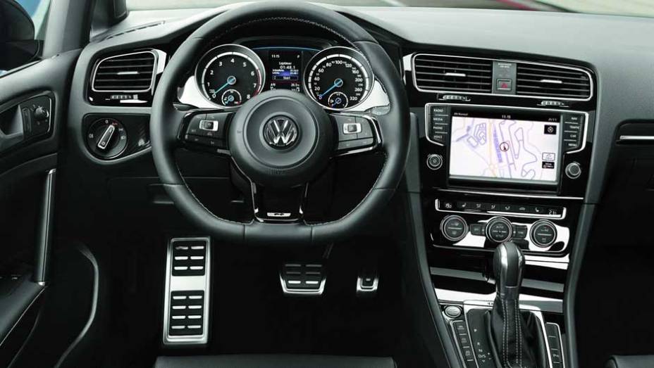 Interior tem volante com base achatada e apliques de alumínio | <a href="https://preprod.quatrorodas.abril.com.br/saloes/frankfurt/2013/volkswagen-golf-r-752207.shtml" rel="migration">Leia mais</a>