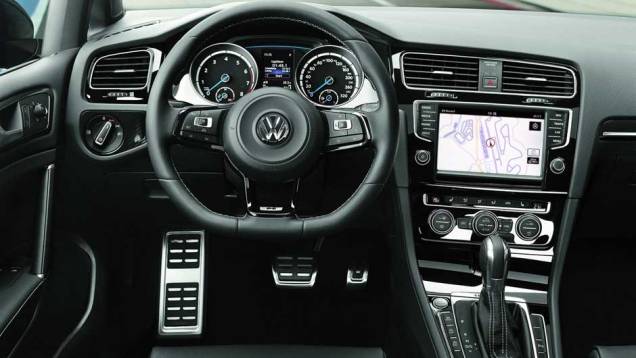 Interior tem volante com base achatada e apliques de alumínio | <a href="https://preprod.quatrorodas.abril.com.br/saloes/frankfurt/2013/volkswagen-golf-r-752207.shtml" rel="migration">Leia mais</a> Interior tem volante com base achatada e apliques de alumínio | <a href="https://preprod.quatrorodas.abril.com.br/saloes/frankfurt/2013/volkswagen-golf-r-752207.shtml" rel="migration">Leia mais</a>