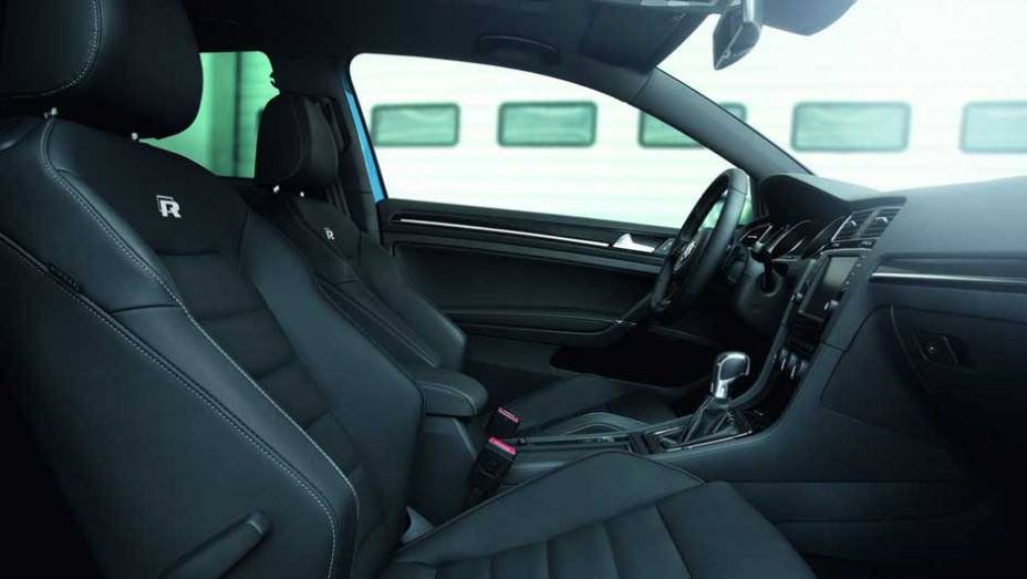 Os bancos esportivos são revestidos em couro e trazem o logotipo R bordado nos encostos | <a href="https://preprod.quatrorodas.abril.com.br/saloes/frankfurt/2013/volkswagen-golf-r-752207.shtml" rel="migration">Leia mais</a>