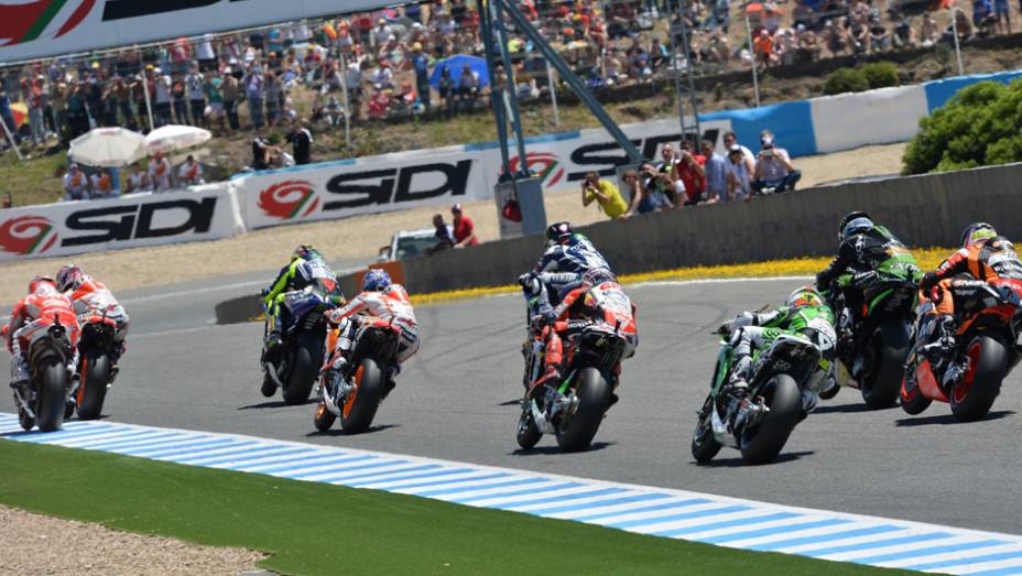 Motos rasgando a reta de Jerez. | <a href="https://preprod.quatrorodas.abril.com.br/moto/noticias/quatro-vezes-marquez-781513.shtml" rel="migration">Leia mais</a>