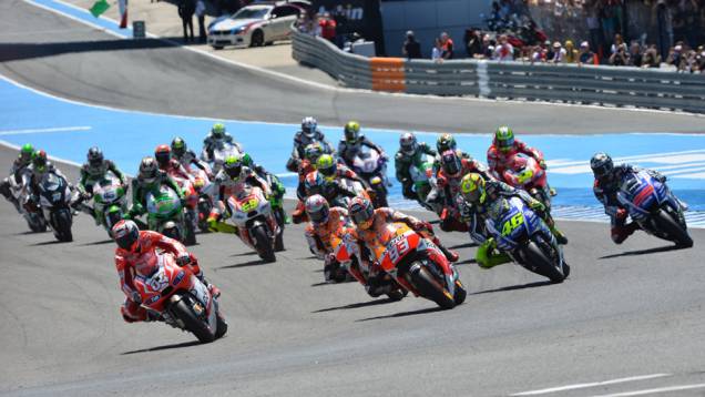 Dovizioso veio de trás e tenta tomar a ponta. | <a href="https://preprod.quatrorodas.abril.com.br/moto/noticias/quatro-vezes-marquez-781513.shtml" rel="migration">Leia mais</a> Dovizioso veio de trás e tenta tomar a ponta. | <a href="https://preprod.quatrorodas.abril.com.br/moto/noticias/quatro-vezes-marquez-781513.shtml" rel="migration">Leia mais</a>