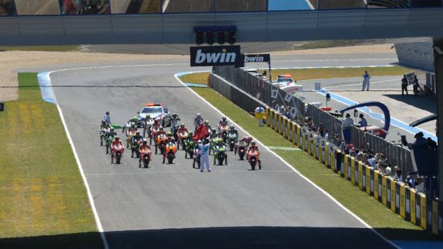 Grid de largada formado. | <a href="https://preprod.quatrorodas.abril.com.br/moto/noticias/quatro-vezes-marquez-781513.shtml" rel="migration">Leia mais</a> Grid de largada formado. | <a href="https://preprod.quatrorodas.abril.com.br/moto/noticias/quatro-vezes-marquez-781513.shtml" rel="migration">Leia mais</a>