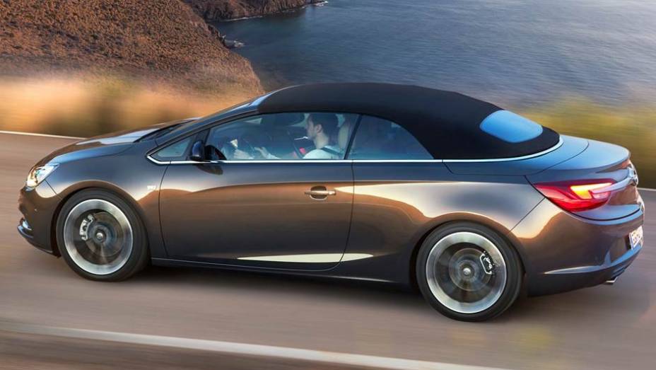 A capota de tecido pode ser recolhida automaticamente em 17 segundos | <a href="https://preprod.quatrorodas.abril.com.br/saloes/genebra/2013/opel-cascada-735367.shtml" rel="migration">Leia mais</a>