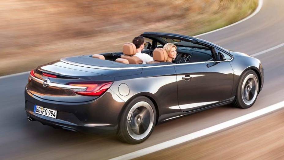 A Opel garante ter minimizado a turbulência no interior, típica dos carros sem capota | <a href="https://preprod.quatrorodas.abril.com.br/saloes/genebra/2013/opel-cascada-735367.shtml" rel="migration">Leia mais</a>