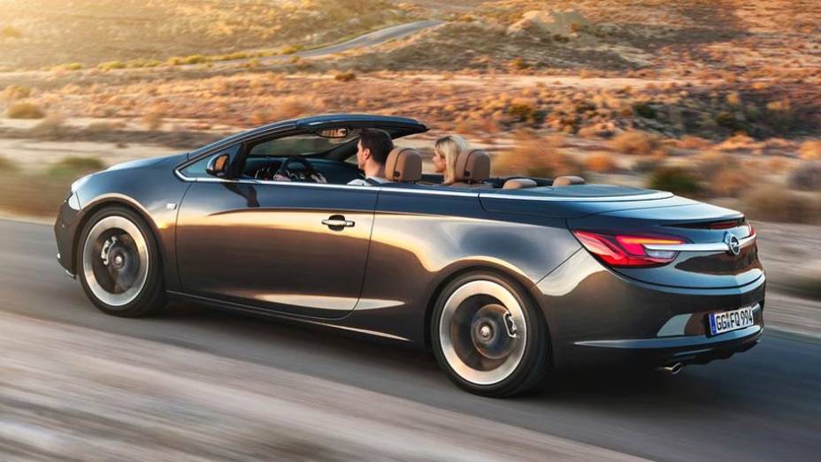 Baseado no Astra europeu, o Cascada tem design esportivo | <a href="https://preprod.quatrorodas.abril.com.br/saloes/genebra/2013/opel-cascada-735367.shtml" rel="migration">Leia mais</a>