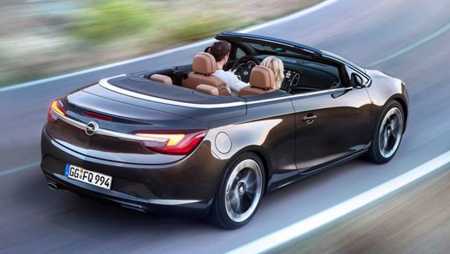 A traseira com um filete cromado ligando as lanternas chama aten&ccedil;&atilde;o | <a href="https://preprod.quatrorodas.abril.com.br/saloes/genebra/2013/opel-cascada-735367.shtml" rel="migration">Leia mais</a>