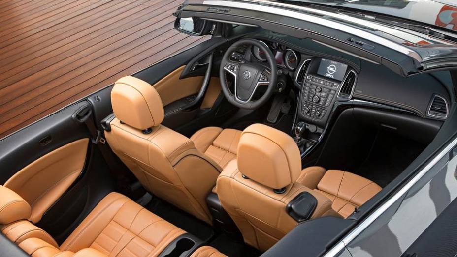 O interior pode ser personalizado com diversas op&ccedil;&otilde;es de cores e tipos de acabamento | <a href="https://preprod.quatrorodas.abril.com.br/saloes/genebra/2013/opel-cascada-735367.shtml" rel="migration">Leia mais</a>