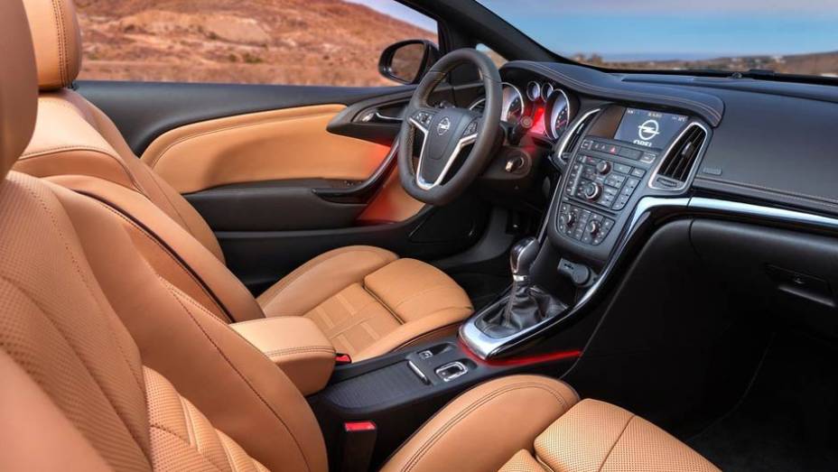 Recheado de itens de s&eacute;rie, ele tem sensores que identificam carros nos pontos cegos e at&eacute; leitor de placas de tr&acirc;nsito | <a href="https://preprod.quatrorodas.abril.com.br/saloes/genebra/2013/opel-cascada-735367.shtml" rel="migration">Leia mais</a>