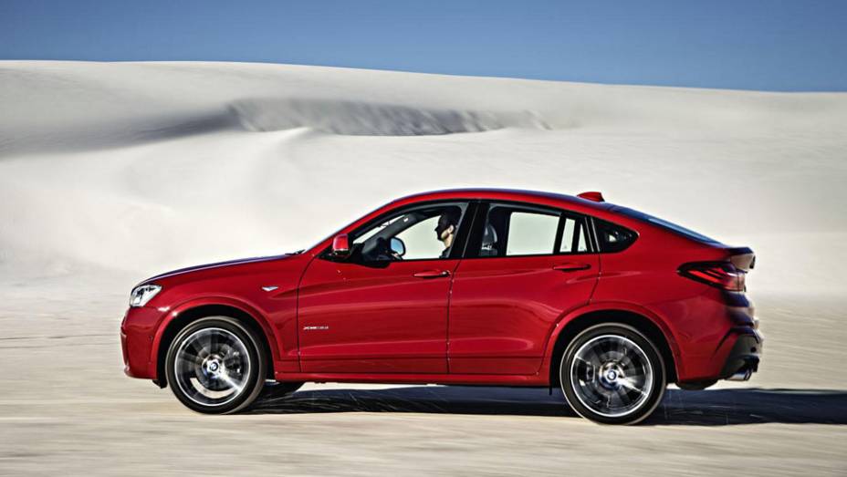 O desenho do teto, com uma forte queda em direção à traseira saliente, é a herança mais forte do X6 no X4 | <a href="https://preprod.quatrorodas.abril.com.br/carros/lancamentos/bmw-x4-775640.shtml" rel="migration">Leia mais</a>