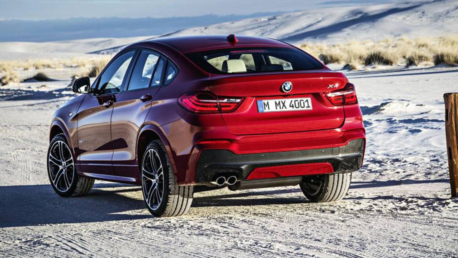 Atrás, as lanternas remetem a outro modelo da marca, o Série 4 Coupé | <a href="https://preprod.quatrorodas.abril.com.br/carros/lancamentos/bmw-x4-775640.shtml" rel="migration">Leia mais</a>