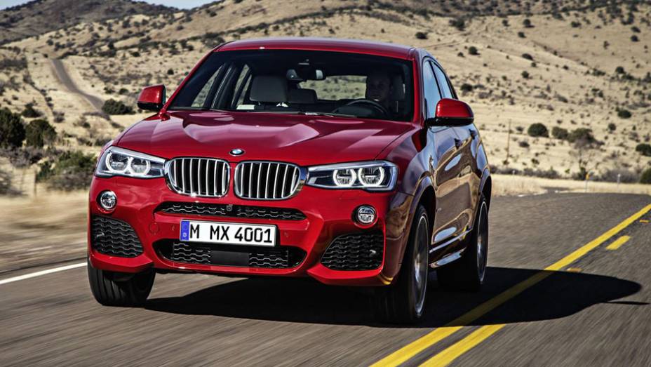 A grade dupla, marca registrada da BMW, est&aacute; mais larga e pronunciada | <a href="https://preprod.quatrorodas.abril.com.br/carros/lancamentos/bmw-x4-775640.shtml" rel="migration">Leia mais</a>