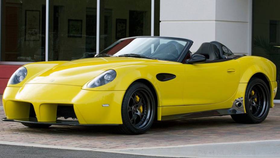 Versão GT tem motor turbo de 560 cv | <a href="https://preprod.quatrorodas.abril.com.br/noticias/mercado/panoz-revela-esportivo-esperante-spyder-2015-810661.shtml" target="_blank" rel="migration">Leia mais</a>