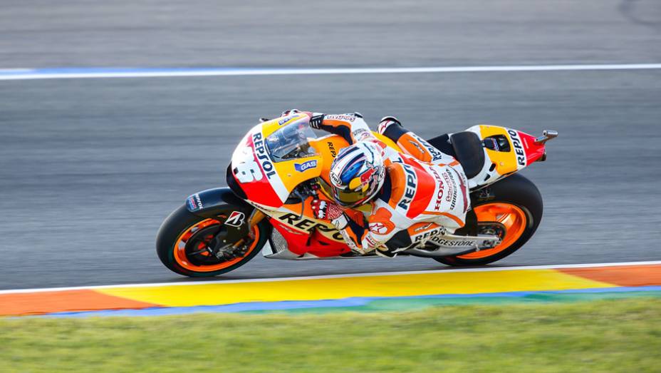 Pedrosa ainda luta pelo vice campeonato e sai em terceiro. | <a href="https://preprod.quatrorodas.abril.com.br/moto/noticias/motogp-rossi-pole-ultima-corrida-ano-810756.shtml" rel="migration">Leia mais</a>