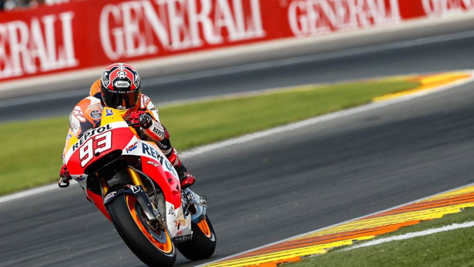 O bicampeão da categoria sofreu uma queda e larga apenas em quinto. | <a href="https://preprod.quatrorodas.abril.com.br/moto/noticias/motogp-rossi-pole-ultima-corrida-ano-810756.shtml" rel="migration">Leia mais</a>