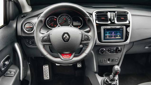 Interior tem detalhes vermelhos nas saídas de ar-condicionado e no volante, que é menor no diâmetro | <a href="https://preprod.quatrorodas.abril.com.br/carros/impressoes/impressoes-ao-dirigir-sandero-r-s-903040.shtml" target="_blank" rel="migration">Leia mais</a> Interior tem detalhes vermelhos nas saídas de ar-condicionado e no volante, que é menor no diâmetro | <a href="https://preprod.quatrorodas.abril.com.br/carros/impressoes/impressoes-ao-dirigir-sandero-r-s-903040.shtml" target="_blank" rel="migration">Leia mais</a>