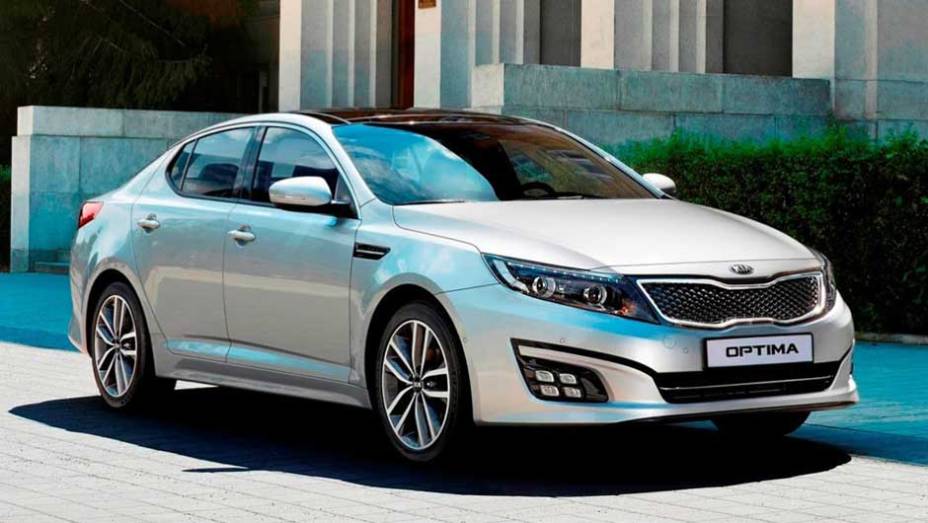 Reestilizado, o Optima ganhou novos far&oacute;is e luzes auxiliares com LED | <a href="https://preprod.quatrorodas.abril.com.br/saloes/frankfurt/2013/kia-optima-europeu-753577.shtml" rel="migration">Leia mais</a>